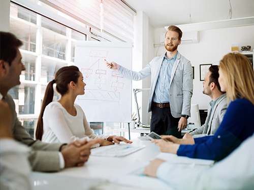 Experte erklärt in einem Workshop Inhalte, die am Flipboard stehen